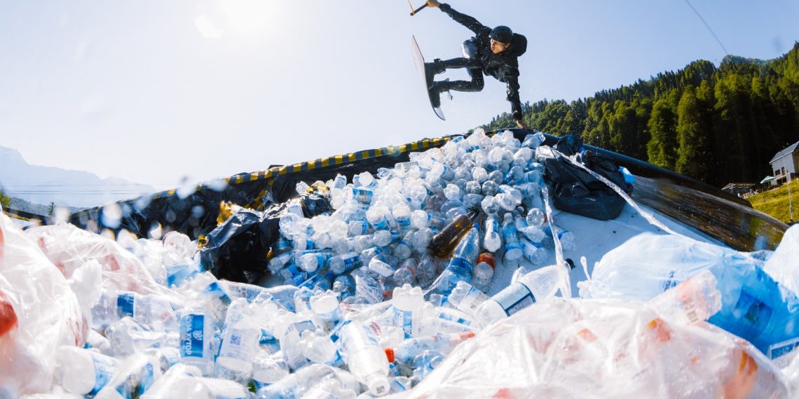 «Роза Хутор» провел экологическую акцию с участием фотографа и спортсмена