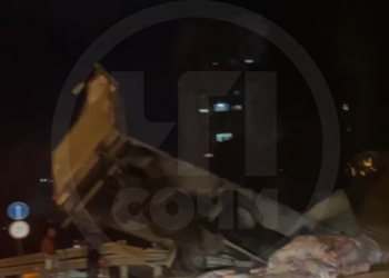 В Сочи на перевале опрокинулась груженная продуктами фура с надписью «Лавина»