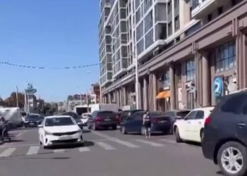 В Краснодаре женщина материлась и кидалась на машины