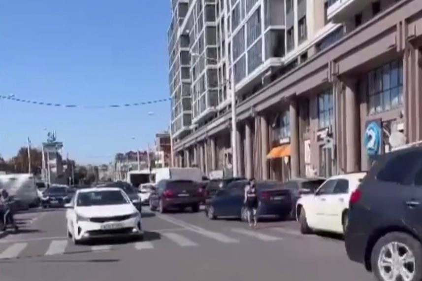 В Краснодаре женщина материлась и кидалась на машины