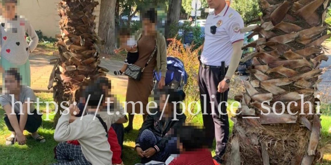 Спящими на улице детьми заинтересовалась полиция Сочи