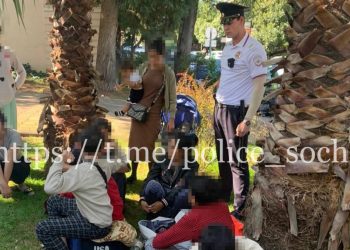 Спящими на улице детьми заинтересовалась полиция Сочи