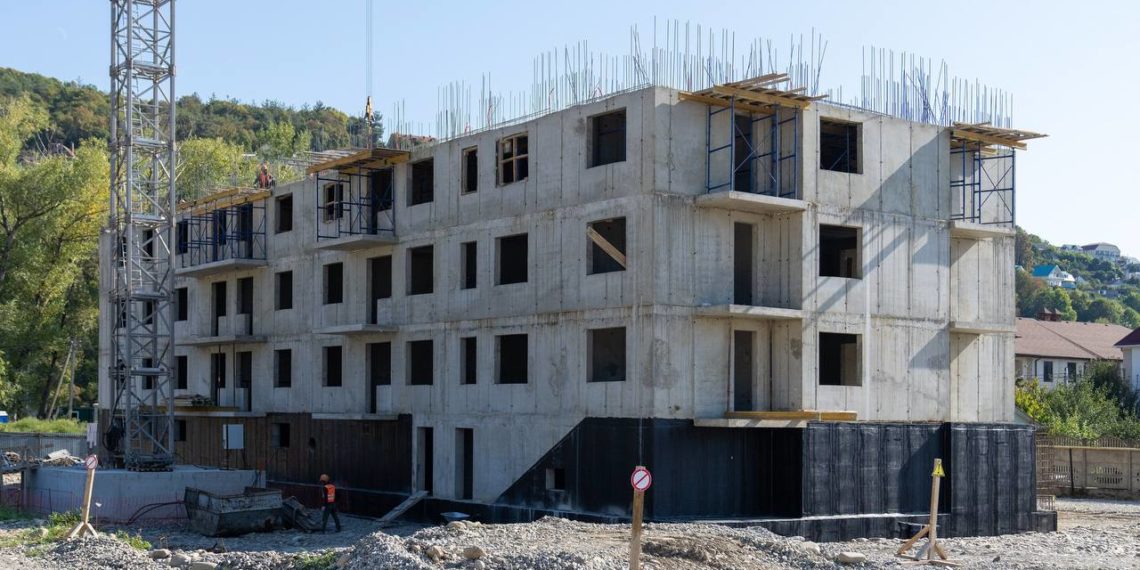 В Сочи строят дом для людей, живущих в аварийном жилье