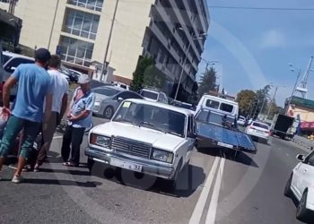 В Сочи велосипедист врезался в «Жигули» и сам же пострадал