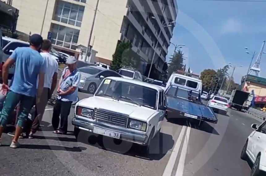 В Сочи велосипедист врезался в «Жигули» и сам же пострадал