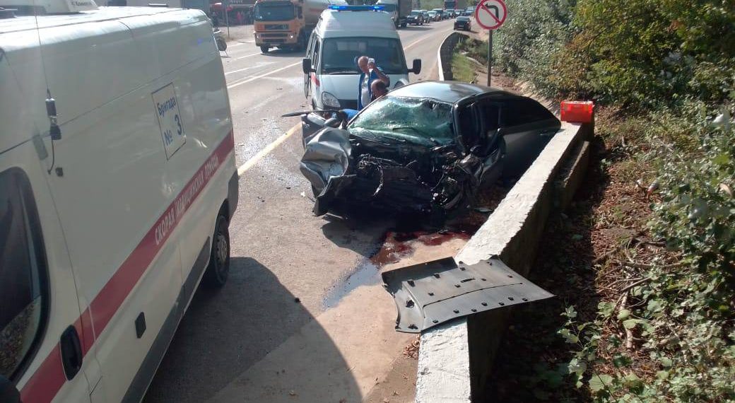 В ДТП с грузовиками и микроавтобусом погибли водитель и пассажирка Kia