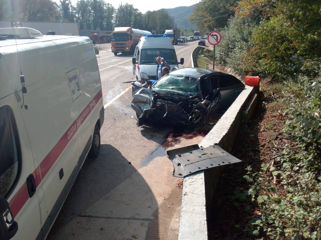 В ДТП с грузовиками и микроавтобусом погибли водитель и пассажирка Kia |  06.09.2023 | Сочи - БезФормата