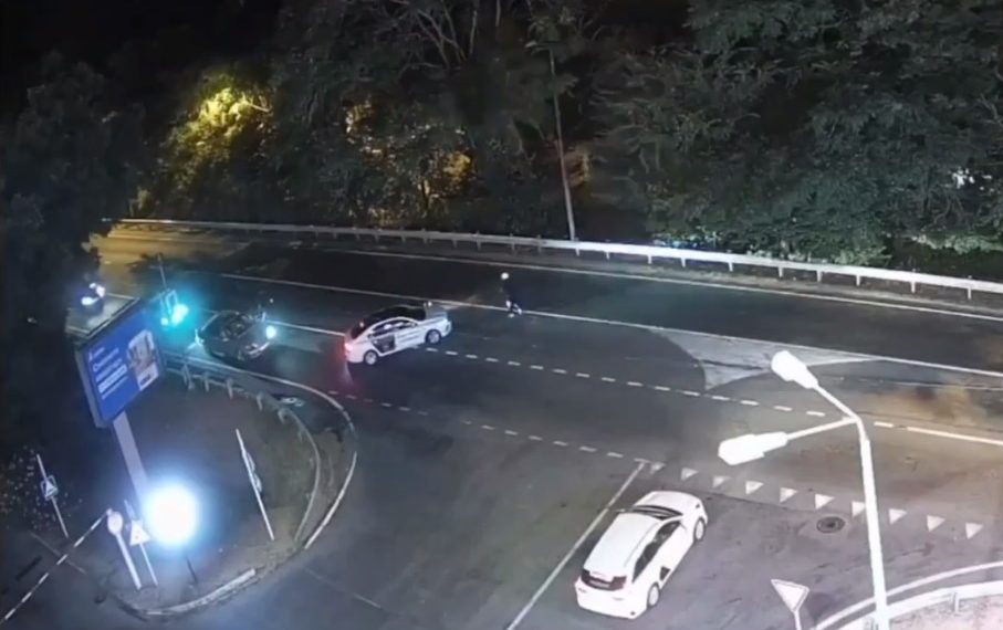 В Сочи таксист сбил доставщика на мопеде