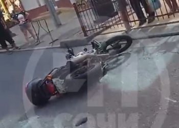 В Сочи мопед сбил девушку