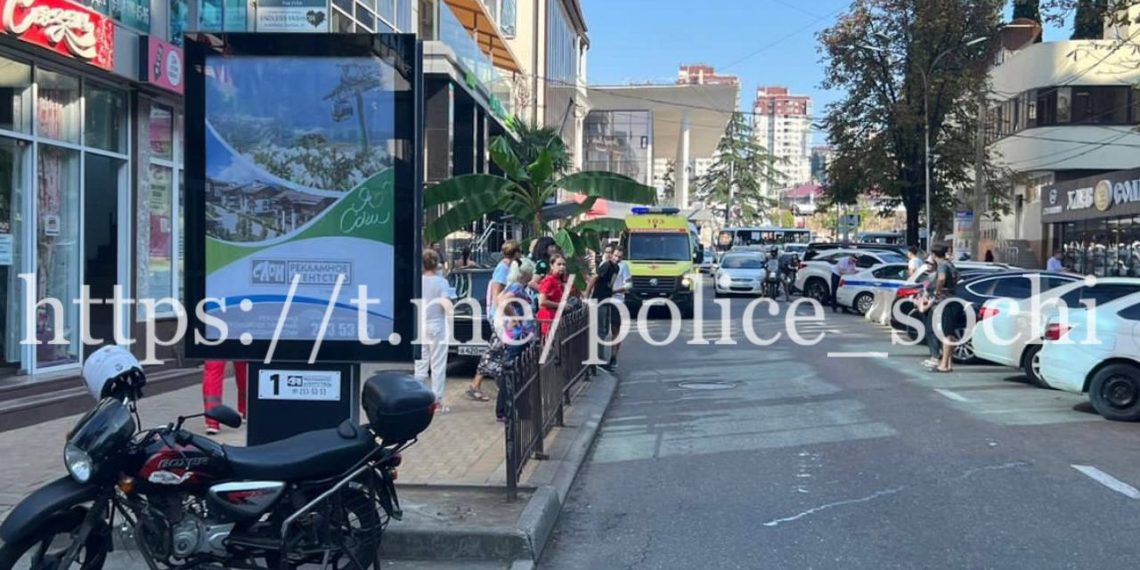 В Сочи мотоциклист сбил 11-летнюю девочку