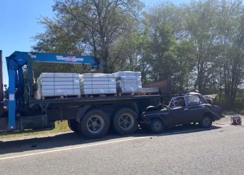 В ДТП со стоящим КамАЗом на Кубани погибли два человека