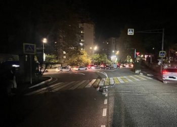 В Сочи Hyundai сбил ехавшего по центру дороги самокатчика