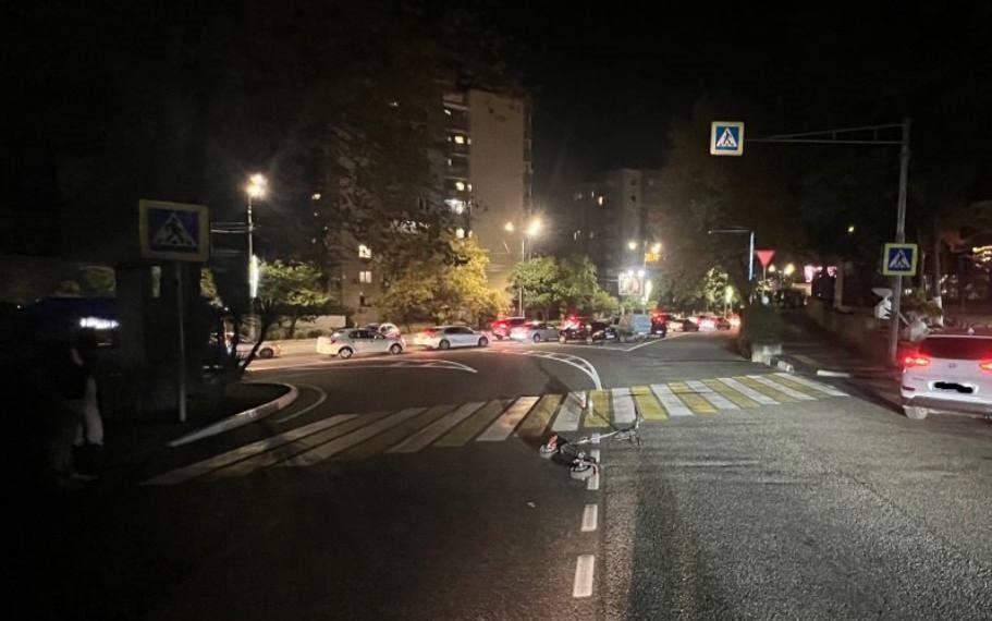 В Сочи Hyundai сбил ехавшего по центру дороги самокатчика