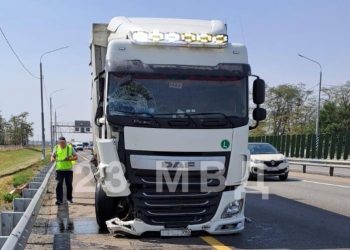 На Кубани грузовик сбил менявшего колесо водителя