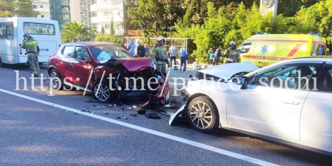 В ДТП с тремя авто в Сочи пострадали два человека