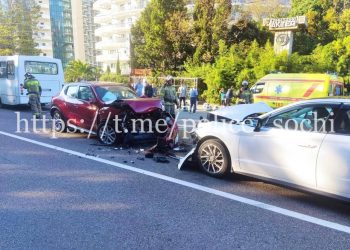 В ДТП с тремя авто в Сочи пострадали два человека