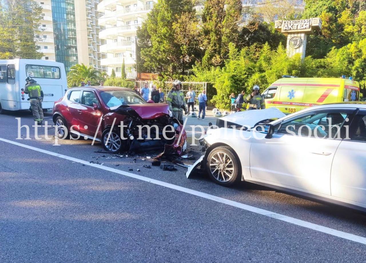 В ДТП с тремя авто в Сочи пострадали два человека - Новости Сочи