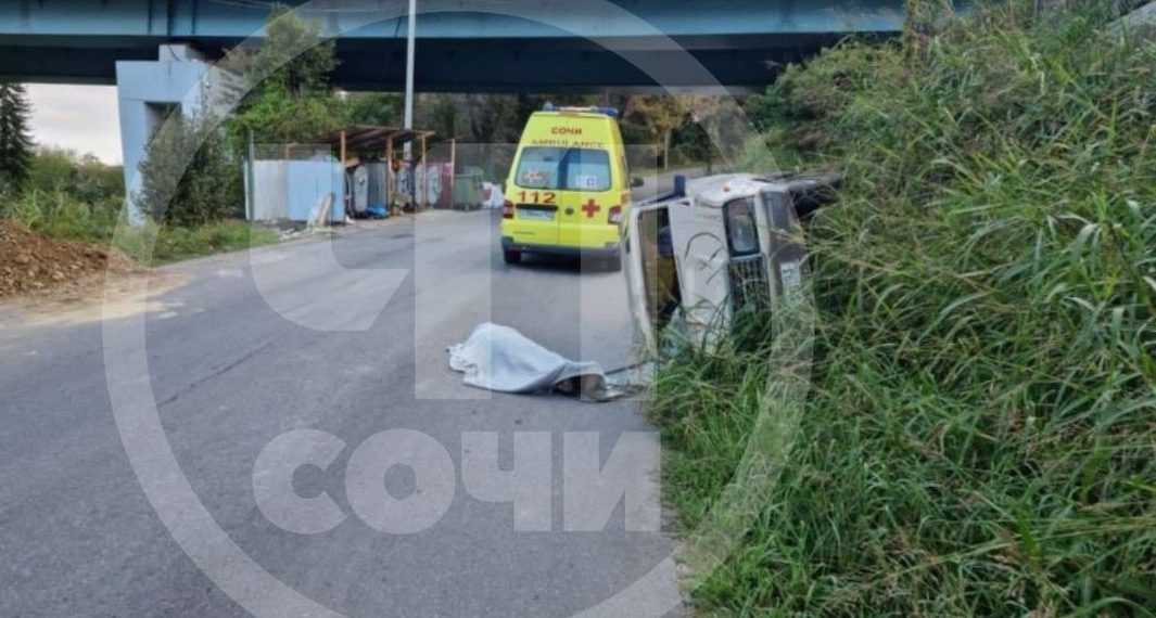 В ДТП в Сочи погиб водитель опрокинувшейся «семерки»