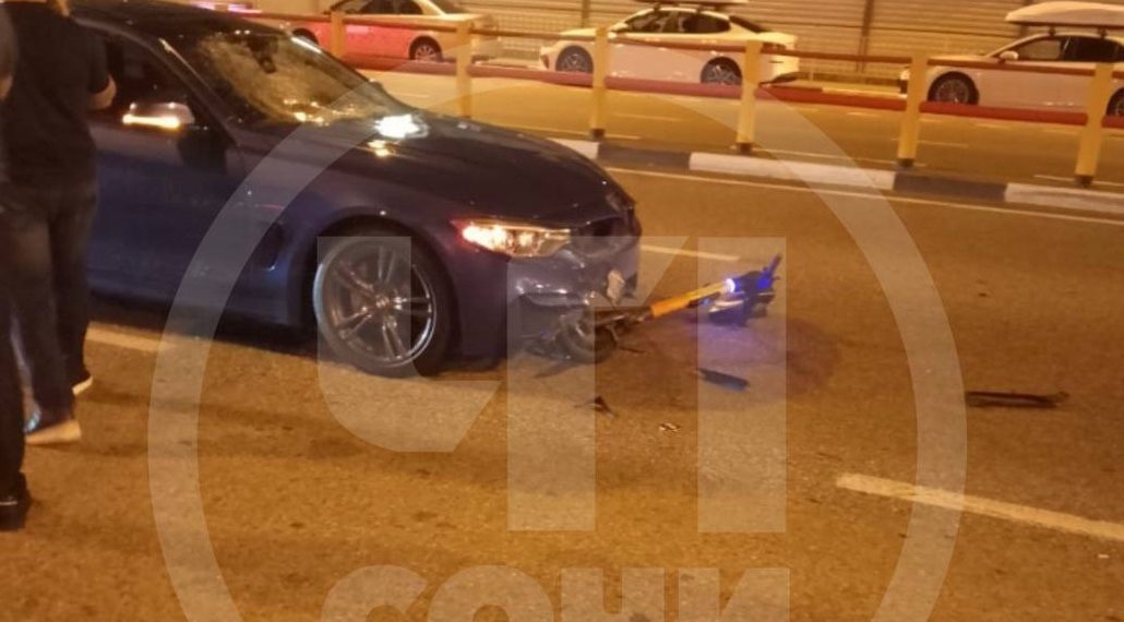 В Сочи BMW сбил человека на электросамокате