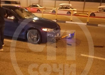 В Сочи BMW сбил человека на электросамокате