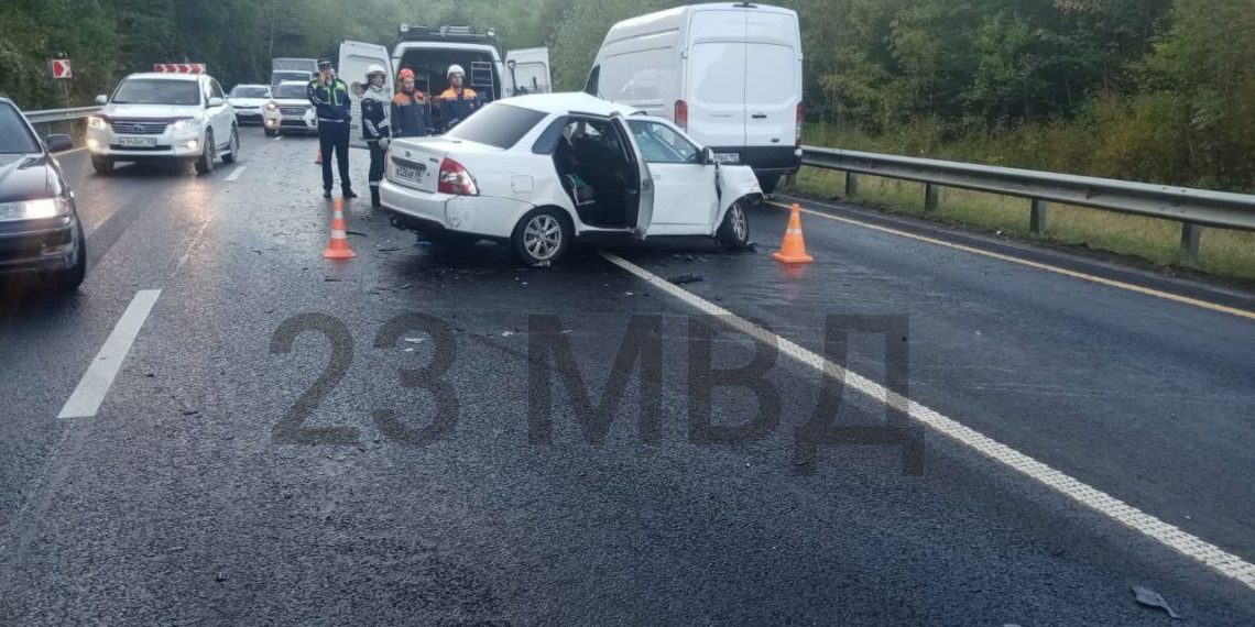 В ДТП с грузовиком на Кубани погибли мужчина и 19-летняя девушка