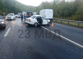 В ДТП с грузовиком на Кубани погибли мужчина и 19-летняя девушка