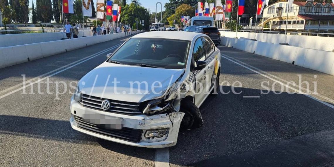 В ДТП с автобусом в Сочи пострадала пассажирка