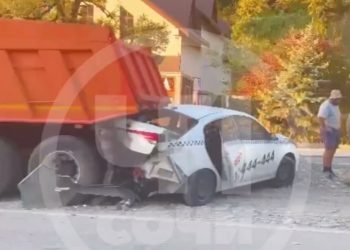 В Сочи после столкновения с самосвалом пострадал таксист