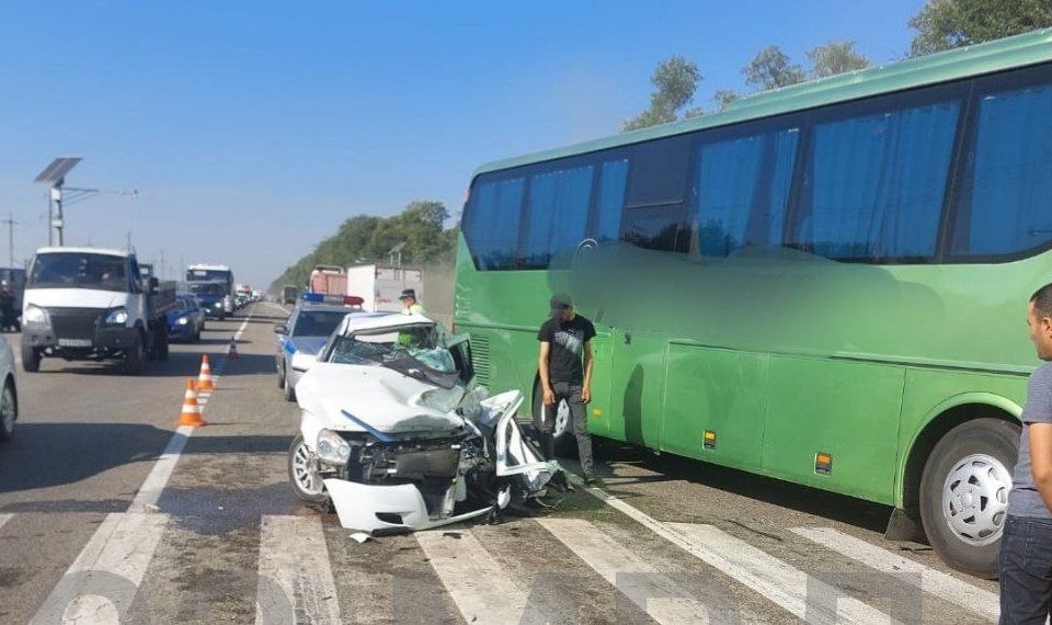 В ДТП с двумя легковушками и автобусом на Кубани погиб водитель «Лады»