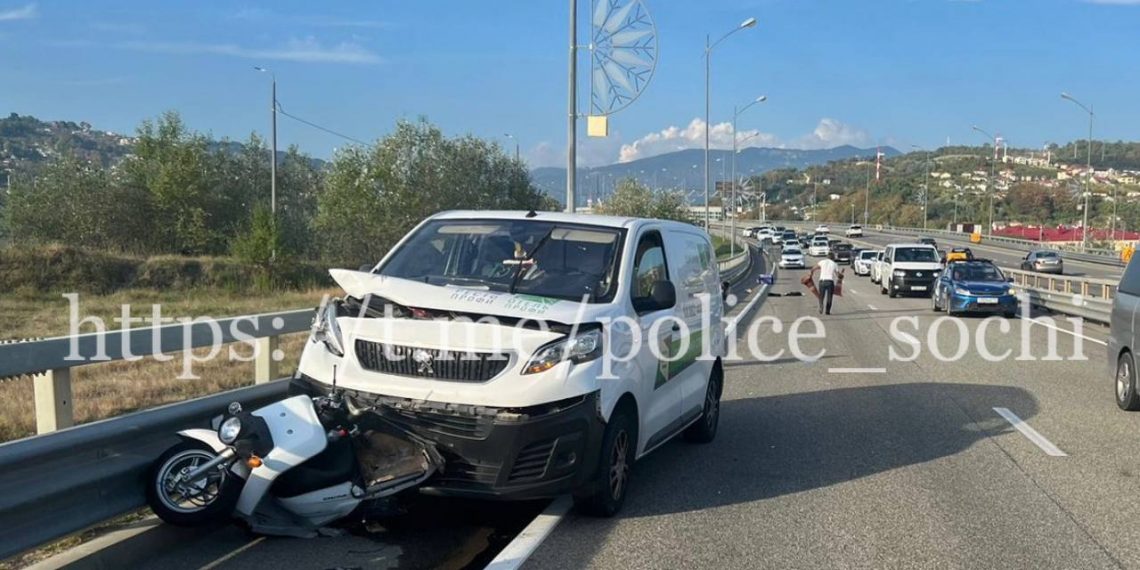 В Сочи микроавтобус Peugeot сбил мопед