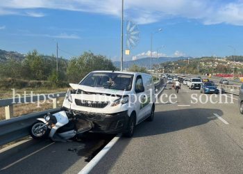 В Сочи микроавтобус Peugeot сбил мопед