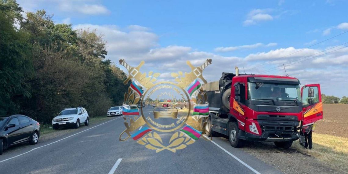 На Кубани водитель «Лады» врезался в два грузовика и попал в больницу