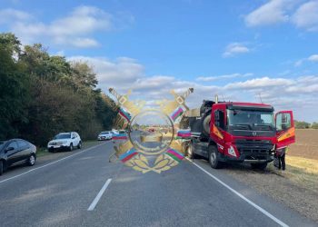 На Кубани водитель «Лады» врезался в два грузовика и попал в больницу