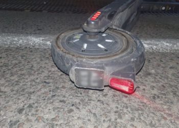 В Сириусе мужчина на самокате врезался в BMW и попал в больницу