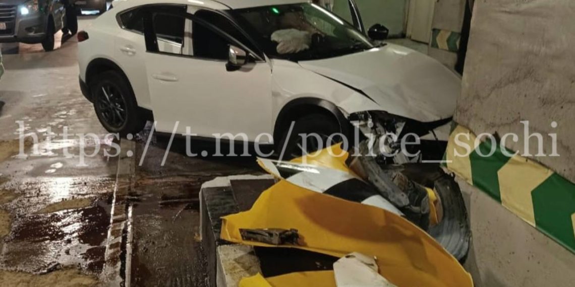 В Сочи водитель врезался в стену тоннеля и попал в больницу