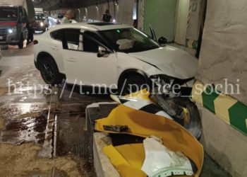 В Сочи водитель врезался в стену тоннеля и попал в больницу