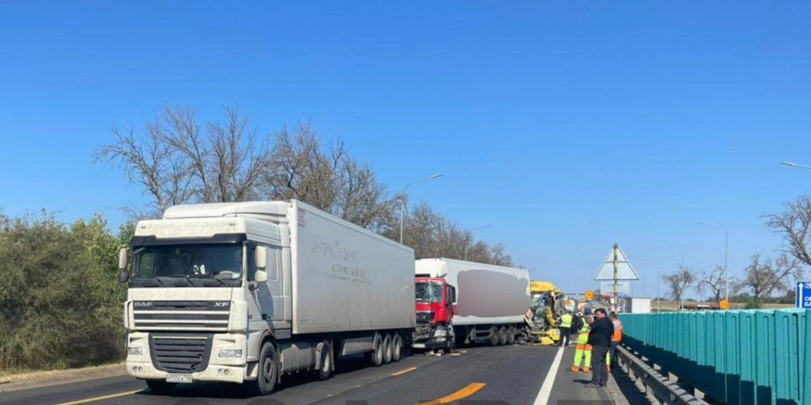 В ДТП с тремя грузовиками на Кубани погиб один из водителей