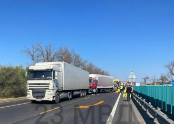 В ДТП с тремя грузовиками на Кубани погиб один из водителей