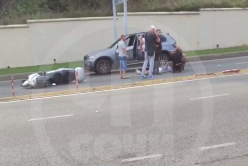 В Сочи автомобиль сбил человека на скутере