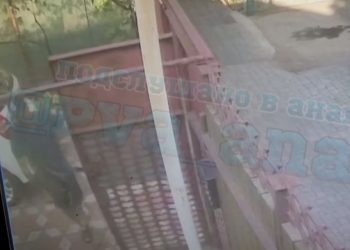 В Анапе мужчина ломился во двор вслед за девочкой