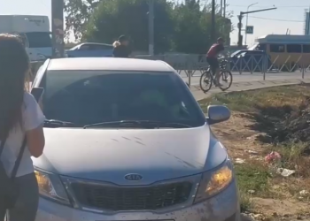 В Краснодаре отважная девушка дала отпор водителю, ехавшему по тротуару