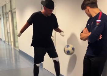 Роман Костомаров перед выступлением на льду в Олимпийском парке Сочи делает это