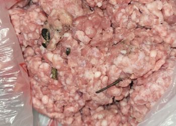 Жительница Новороссийска купила фарш с камнями и гвоздями