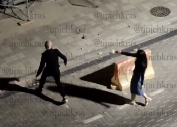 Утром в Краснодаре веселая парочка забросала камнями жилой дом