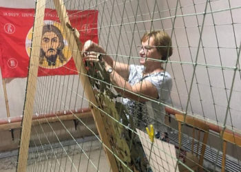 В Сочи добровольцы сделали 1500 маскировочных сетей для бойцов СВО