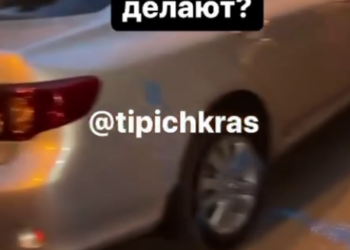 В Краснодаре неизвестный скинул с балкона банку с краской. Забрызгало машины