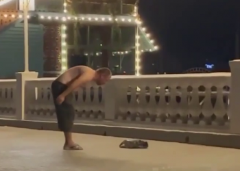 На Кубани мужчина с голым торсом пытался наладить диалог с пакетом на набережной