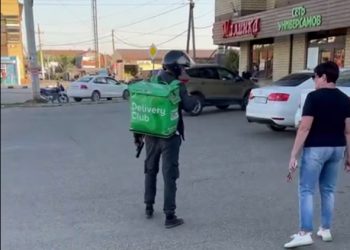 В Краснодаре доставщик угрожал пистолетом собаке