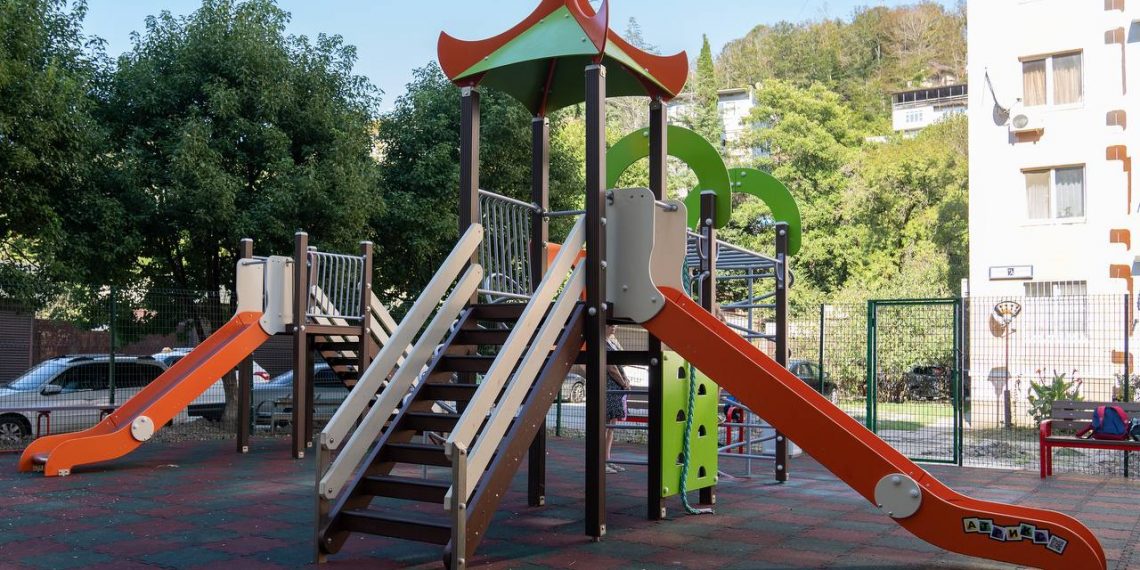 В Хостинском районе Сочи обновят детскую площадку
