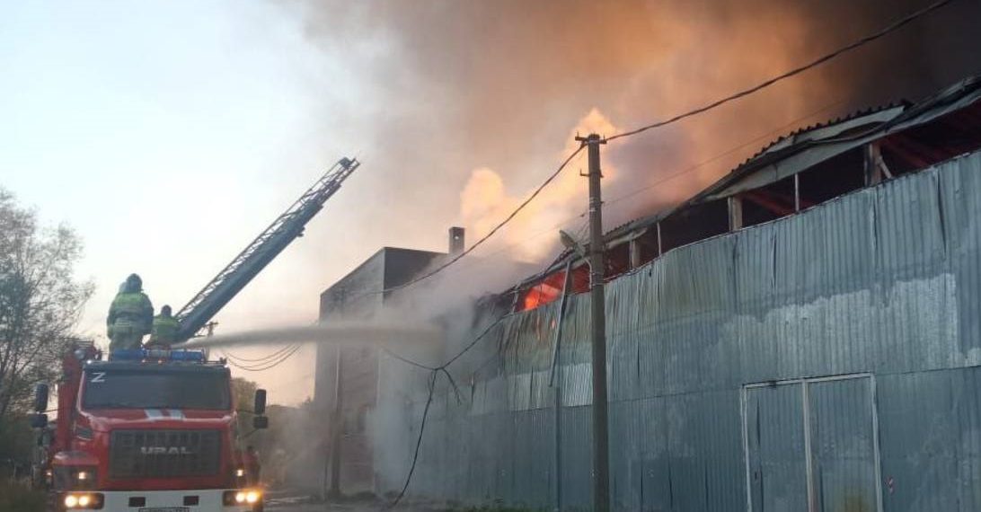 На Кубани тушат пожар площадью 2 тысячи квадратных метров